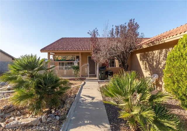3rd image of 22410 Broken Lance Ct, Apple Valley, CA 92307 | MLS# HD26136296