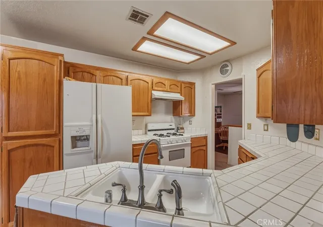 4th image of 22410 Broken Lance Ct, Apple Valley, CA 92307 | MLS# HD26136296