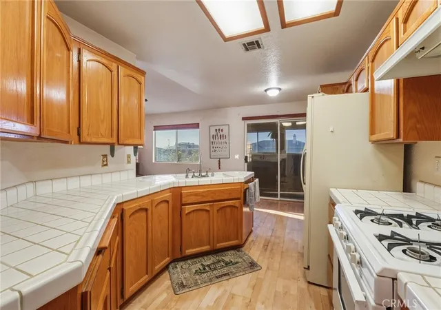 5th image of 22410 Broken Lance Ct, Apple Valley, CA 92307 | MLS# HD26136296