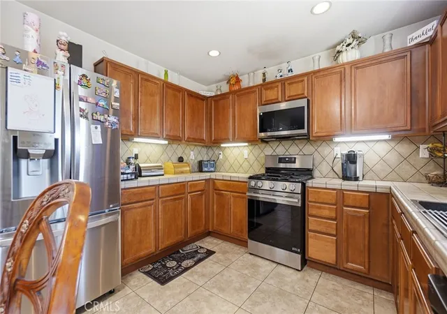 3rd image of 14024 Colt Ct, Victorville, CA 92394 | MLS# IG26136297