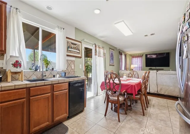 4th image of 14024 Colt Ct, Victorville, CA 92394 | MLS# IG26136297