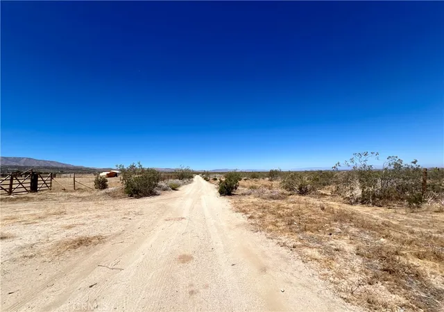 2nd image of 33501 165th Street E, Llano, CA 93544 | MLS# JT26134569