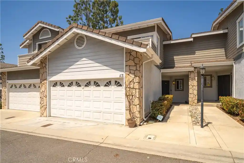 Condo for sale at 113 Autumn Oaks Ln, Glendora, CA 91741 | MLS# CV26125756