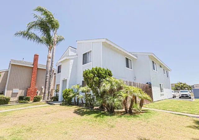 Listing Photo 4 - Condo for sale in building located at 4822 Neely, Huntington Beach, CA 92649