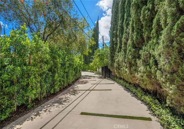 3rd image of 16988 Strawberry Dr, Encino, CA 91436 | MLS# SR26137155