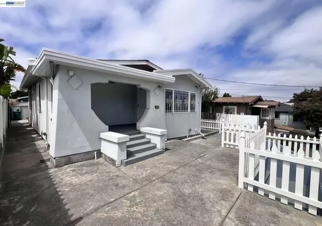 3rd image of 3325 Macarthur Blvd, Oakland, CA 94602 | MLS# 41139336