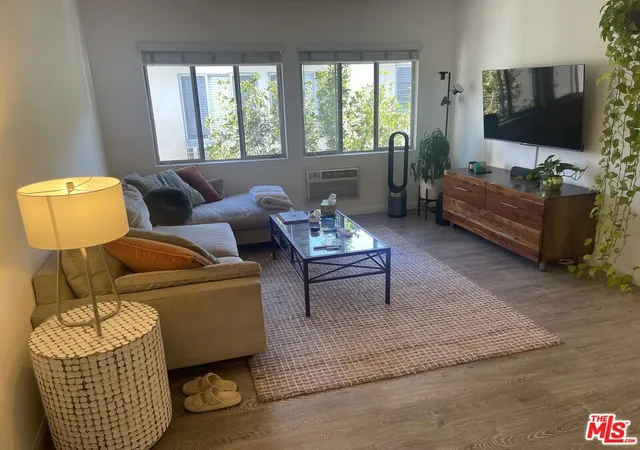 2nd image of 304 S Doheny Dr, Beverly Hills, CA 90211 | MLS# 26848875