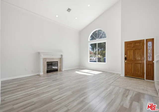 3rd image of 19250 Oxnard St, Tarzana, CA 91356 | MLS# 26851561