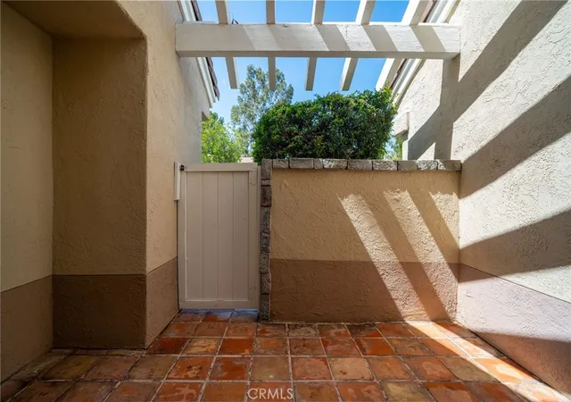 Listing Photo 2 - Condo for sale in building located at 38510 Gln Abbey Ln, Murrieta, CA 92562 - Unit #