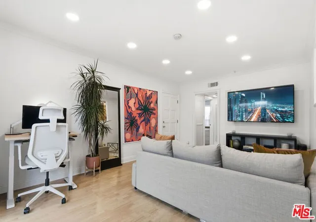 2nd image of 11718 Darlington Ave #7, Los Angeles, CA 90049 | MLS# 26851523
