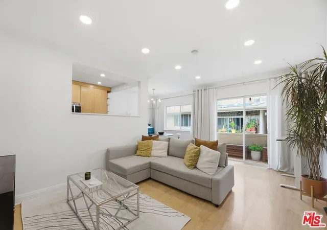 3rd image of 11718 Darlington Ave #7, Los Angeles, CA 90049 | MLS# 26851523