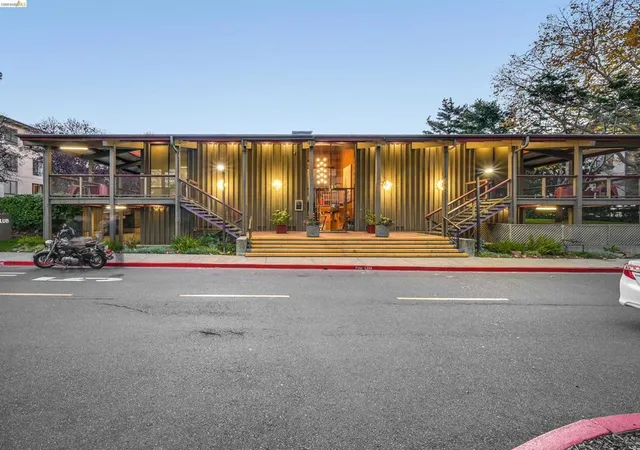 4th image of 2 Commodore Dr, Emeryville, CA 94608