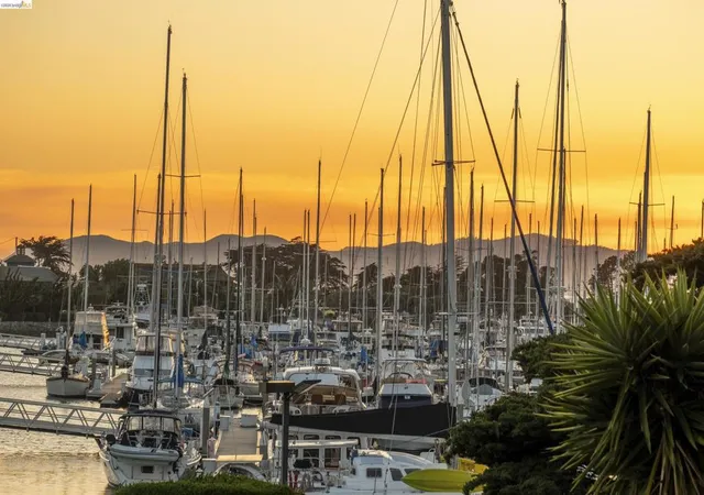 2nd image of 2 Commodore Dr, Emeryville, CA 94608