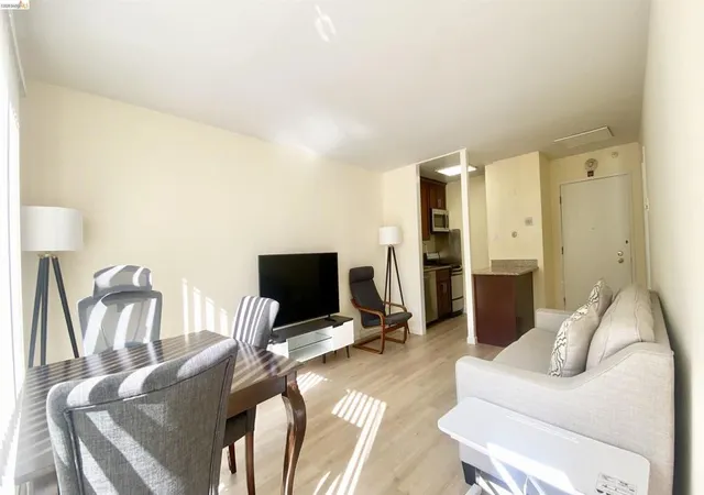 5th image of 2 Commodore Dr #D273, Emeryville, CA 94608 | MLS# 41139366