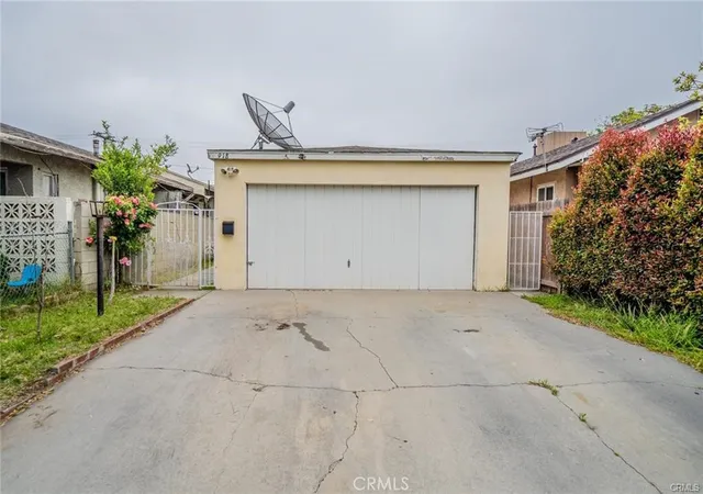 Homes for sale in Inglewood, CA | 918 S Oak St, Inglewood, CA 90301 | MLS# DW26137623