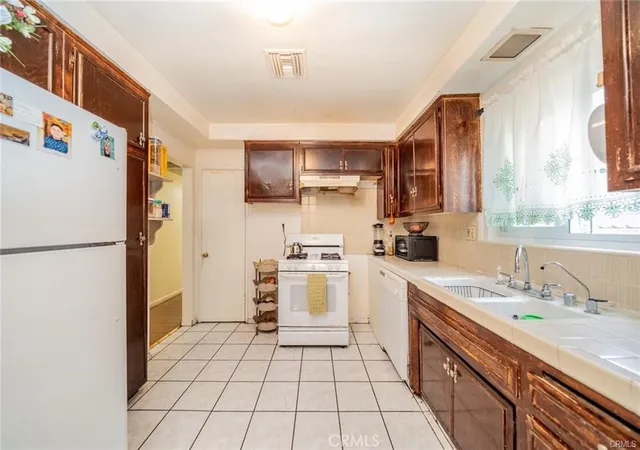 Homes for sale in Inglewood, CA | 918 S Oak St, Inglewood, CA 90301 | MLS# DW26137623