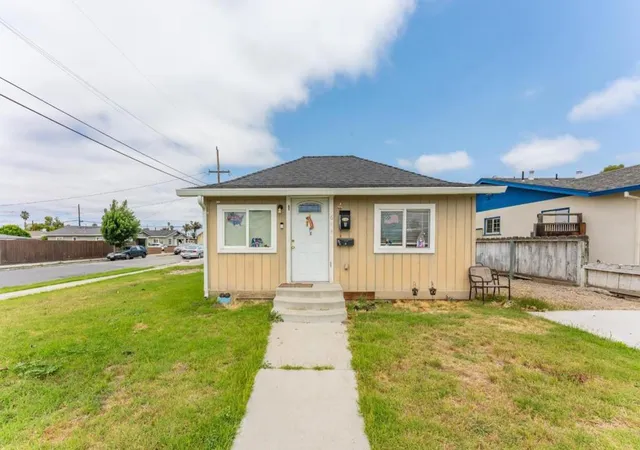 2nd image of 694 Central Ave, Hollister, CA 95023 | MLS# ML82052063