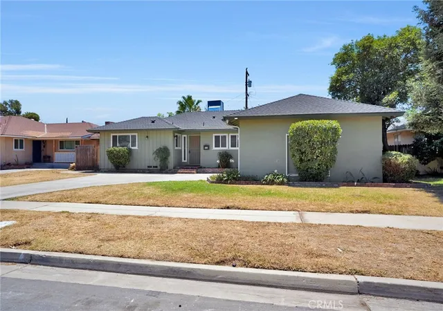 Photo 3 of Sale Pending at 2938 E Willis, Fresno, CA 93726 | MLS# FR26137711 | Listing updated on 2026-09-12