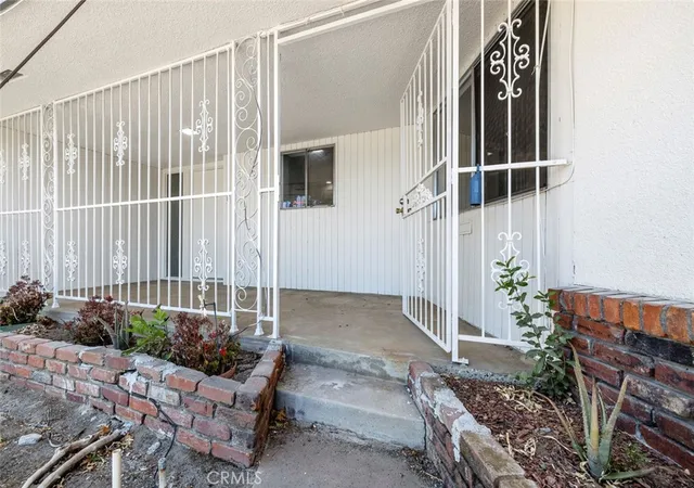 Photo 3 of Single family home for sale at 947 S Stanford Ave, Fresno, CA 93727 | MLS# FR26137845 | Listing updated on 2026-09-24