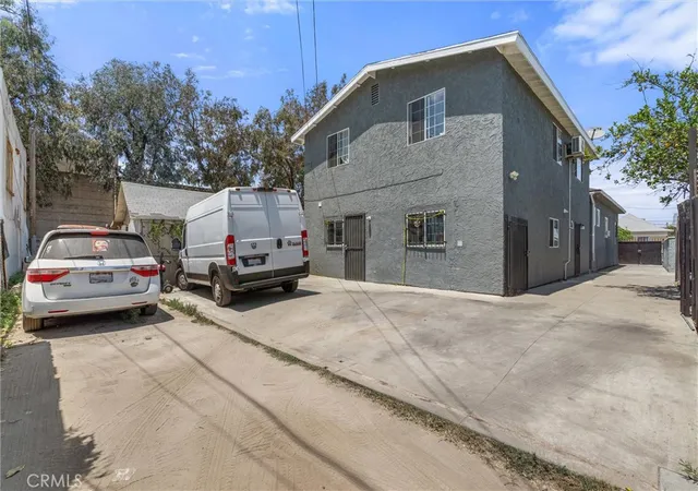 Listing Photo 4 - Condo for sale in building located at 1164 E 34th, Los Angeles, CA 90011