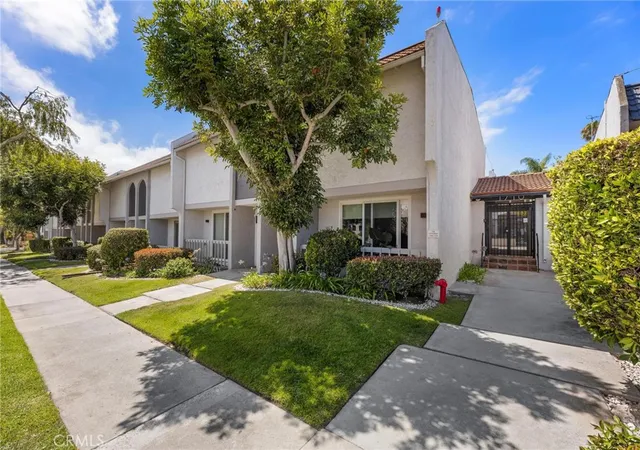 Photo 4 of Sale Pending at 1710 Grant Ave #20, Redondo Beach, CA 90278 | MLS# SB26137027 | Listing updated on 2026-08-31