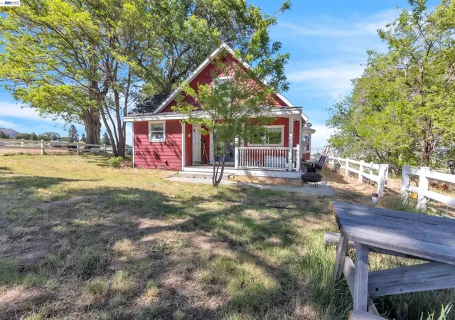 3rd image of 452 Us Hwy 395, Milford, CA 96121 | MLS# 41139492