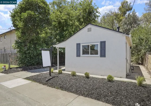 3rd image of 4054 Sumac Ln, Sacramento, CA 95820 | MLS# 41139559