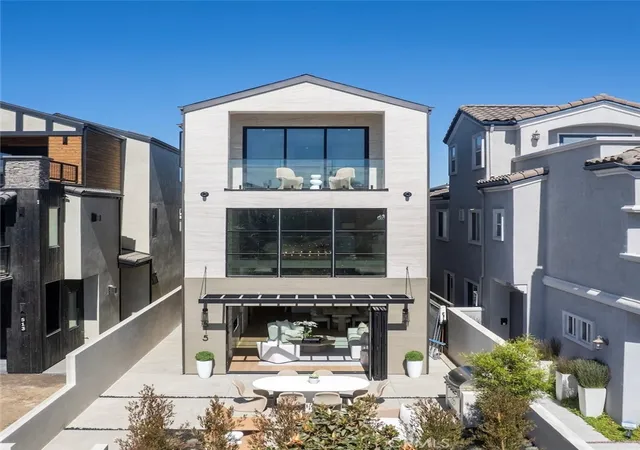 Photo 2 of Single family home for sale at 515 12th Street, Huntington Beach, CA 92648 | MLS# OC26138169 | Listing updated on 2026-10-12