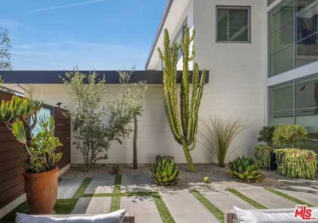 Photo 4 of Single family home for sale at 2536 Pesquera Dr, Los Angeles, CA 90049 | MLS# 26851285 | Listing updated on 2026-07-09