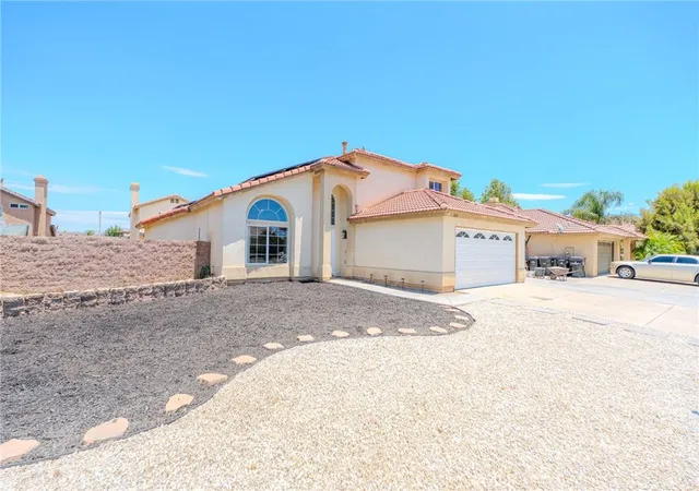 Photo 3 of Single family home for sale at 1060 Pertano, Hemet, CA 92543 | MLS# IG26138429 | Listing updated on 2026-07-09