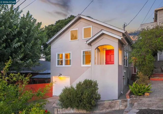 Photo 1 of Single family home for sale at 425 Bay St, Crockett, CA 94525 | MLS# 41139648 | Listing updated on 2026-09-29