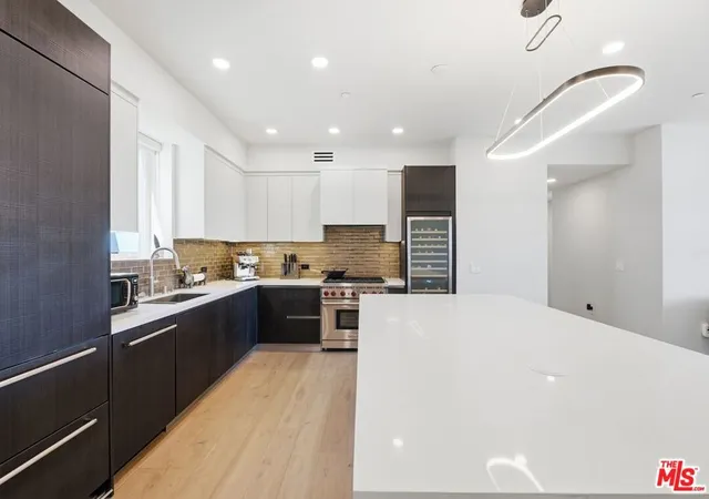 3rd image of 505 S Barrington Ave #406, Los Angeles, CA 90049 | MLS# 26851819