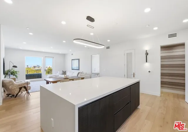 5th image of 505 S Barrington Ave #406, Los Angeles, CA 90049 | MLS# 26851819