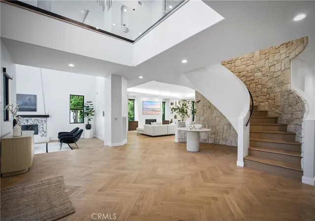4th image of 17437 Oak Creek Ct, Encino, CA 91316 | MLS# SR26133045