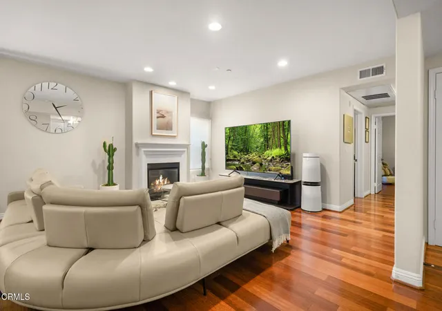 Photo 3 of Condo for sale at 616 S Wilton Pl #203, Los Angeles, CA 90005 | MLS# P1-27769 | Listing updated on 2026-06-26