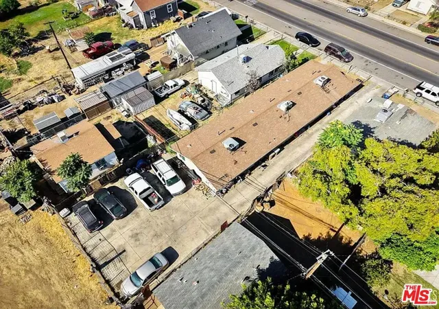 3rd image of 708 P St, Bakersfield, CA 93304 | MLS# 26851351