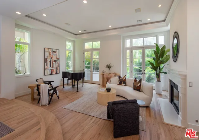 Photo 3 of Single family home for sale at 138 Voyage Mall, Marina Del Rey, CA 90292 | MLS# 26852455 | Listing updated on 2026-10-09