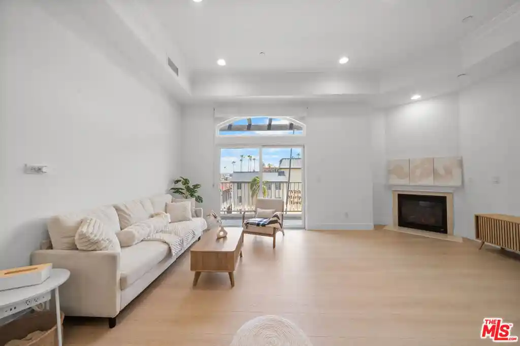 Listing Photo 2 - Condo for sale in Mariposa Courtyard located at 309 S Mariposa Ave, Los Angeles, CA 90020 - Unit #301