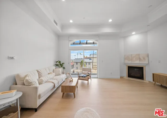 Listing Photo 2 - Condo for sale in Mariposa Courtyard located at 309 S Mariposa Ave, Los Angeles, CA 90020 - Unit #301