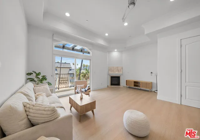 Listing Photo 3 - Condo for sale in Mariposa Courtyard located at 309 S Mariposa Ave, Los Angeles, CA 90020 - Unit #301
