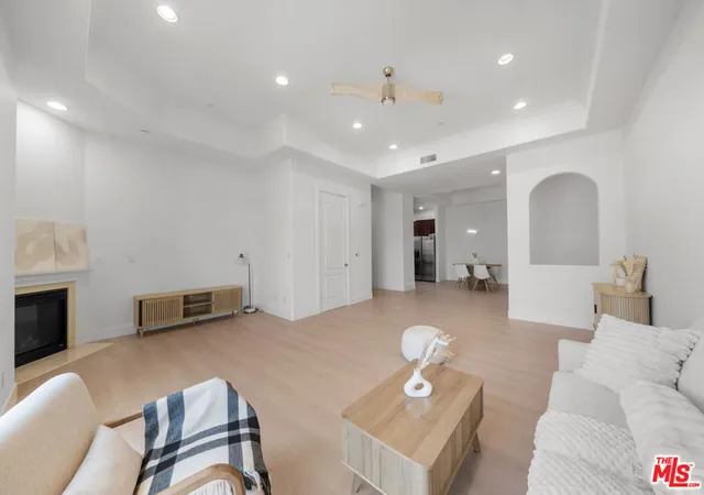 Listing Photo 4 - Condo for sale in Mariposa Courtyard located at 309 S Mariposa Ave, Los Angeles, CA 90020 - Unit #301
