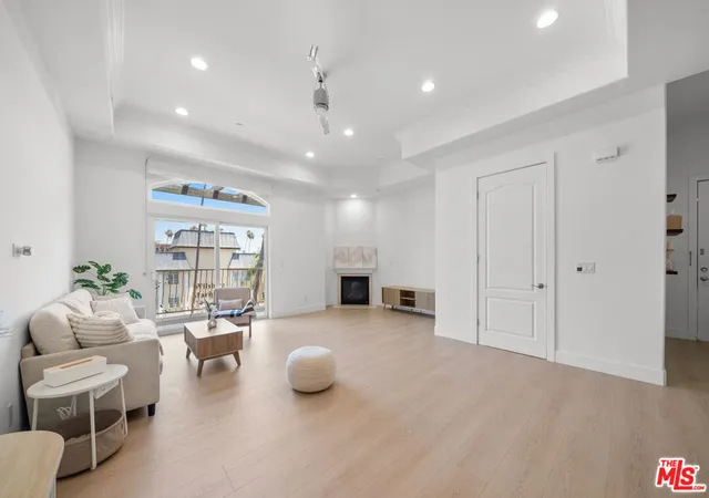 Listing Photo 5 - Condo for sale in Mariposa Courtyard located at 309 S Mariposa Ave, Los Angeles, CA 90020 - Unit #301