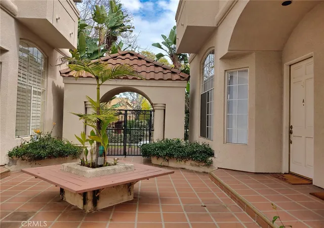 Photo 2 of Condo for sale at 813 N Martel Ave #2, Los Angeles, CA 90046 | MLS# AR26136604 | Listing updated on 2026-09-28
