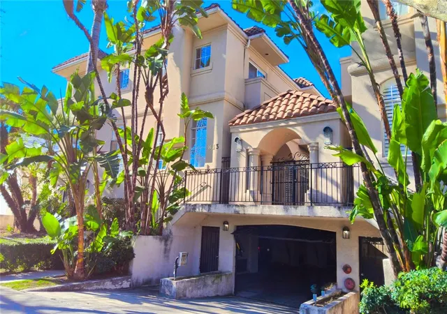 Photo 3 of Condo for sale at 813 N Martel Ave #2, Los Angeles, CA 90046 | MLS# AR26136604 | Listing updated on 2026-09-28
