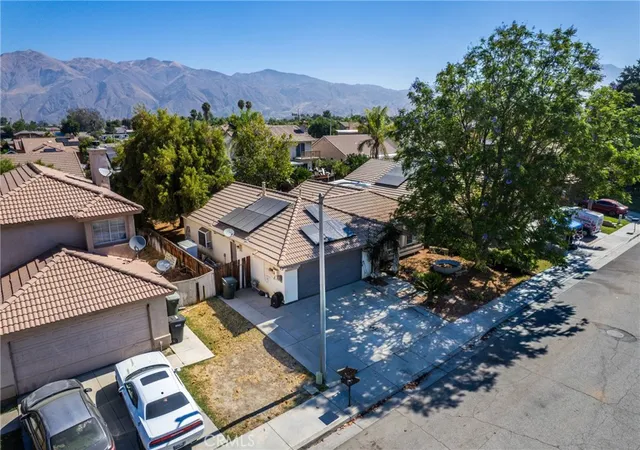 Photo 3 of Sale Pending at 955 Peacock Dr, San Jacinto, CA 92583 | MLS# IG26139527 | Listing updated on 2026-07-10
