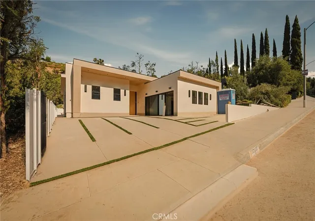 Photo 2 of Single family home for sale at 17000 Escalon, Encino, CA 91436 | MLS# SR26130070 | Listing updated on 2026-09-11