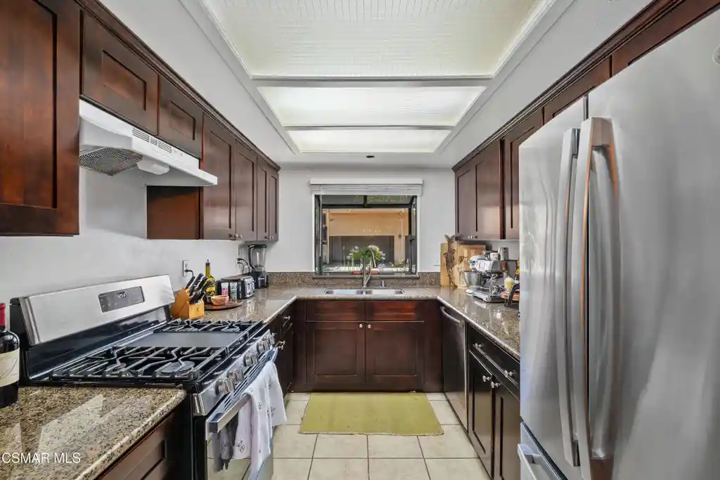 Townhouse for sale at 881 Warwick Ave, Thousand Oaks, CA 91360 | MLS# 226003034
