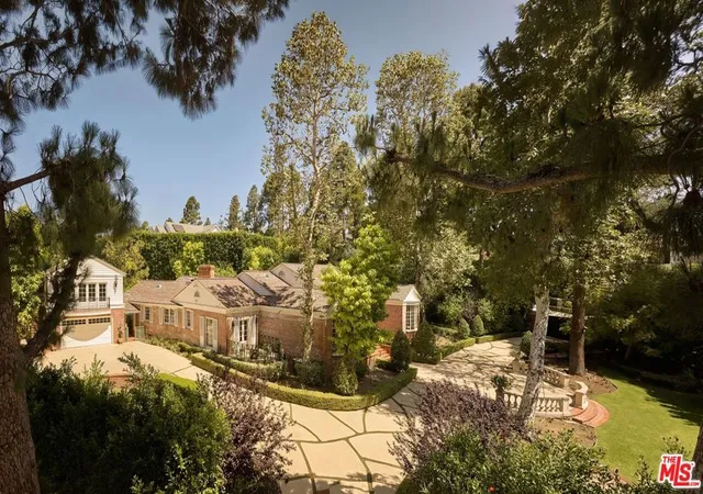 Homes for sale in Beverly Hills, CA | 1001 N Crescent Dr, Beverly Hills, CA 90210 | MLS# 26852569