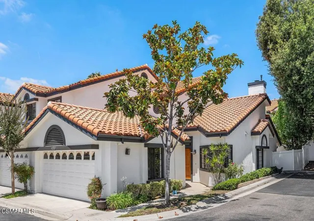 Townhouse for sale at 4819 La Rosa Dr, Oak Park, CA 91377 | MLS# 226003037