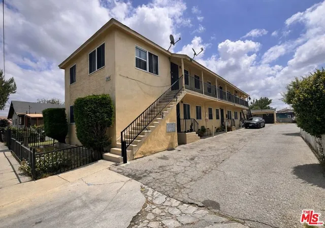 Photo 3 of Sale Pending at 2910 S Curson Ave, Los Angeles, CA 90016 | MLS# 26852979 | Listing updated on 2026-07-08